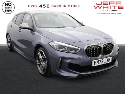 Begagnad BMW M135 Comfort Edition 2022 Grå Halvkombi