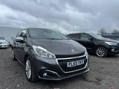 Używany Peugeot 208 Signature Sky 2019 Szary Hatchback