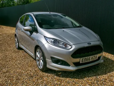 Usado Ford Fiesta Zetec 125 HP (91 kW) 2016 Prateado Citadino