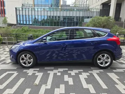 Usado Ford Focus Zetec 115 HP (84 kW) 2014 Azul Citadino