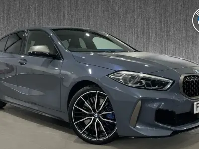 Begagnad BMW M135 Shadowline 302 HK (222 kW) 2021 Grå Halvkombi