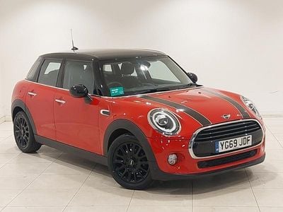 Begagnad Mini Cooper Classic 136 HK (100 kW) 2019 Röd Halvkombi