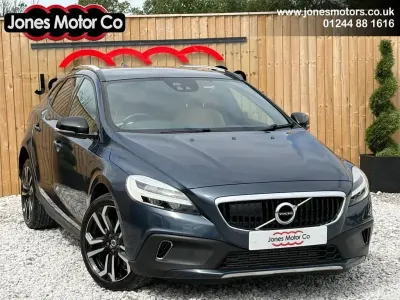 Used Volvo V40 Pro 190 HP (139 kW) 2017 Blue Hatchback