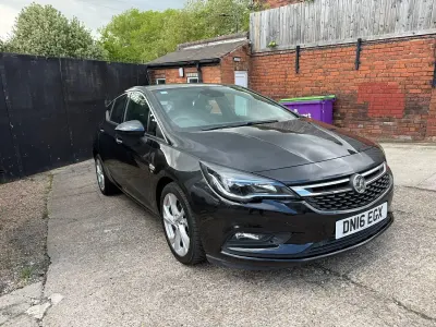 Usado Vauxhall Astra SRi 136 HP (100 kW) 2016 Preto Citadino