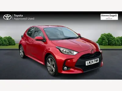 Begagnad Toyota Yaris Hybrid 2024 Röd Halvkombi