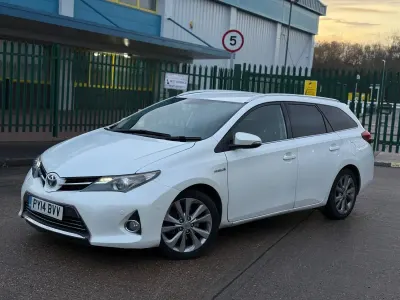 Used Toyota Auris Hybrid 2014 White Estate