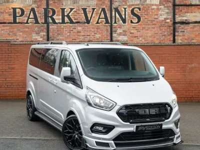Usado Ford Tourneo Titanium 170 CV (125 kW) 2023 Plateado Monovolumen