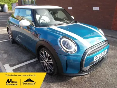 Begagnad Mini Cooper Exclusive 2023 Blå Halvkombi