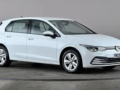 Begagnad VW Golf VIII Life 150 HK (110 kW) 2023 Vit Halvkombi