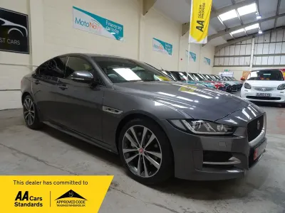 Usado Jaguar XE R-Sport 250 HP (183 kW) 2018 Cinzento Sedan