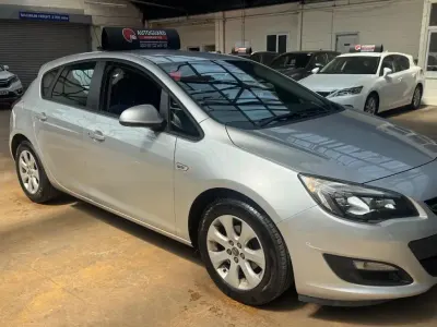 Used Vauxhall Astra Design Edition 2014 Silver Hatchback
