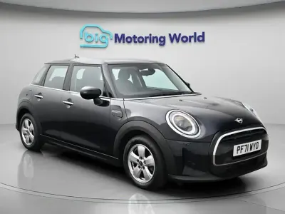 Używany Mini Cooper Classic 136 KM (100 kW) 2022 Czarny Hatchback