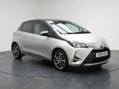 Używany Toyota Yaris 111 KM (81 kW) 2019 Srebrny Hatchback