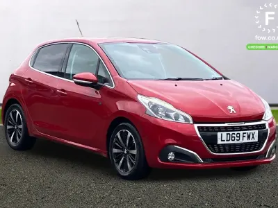 Used Peugeot 208 82 HP (60 kW) 2019 Red Hatchback