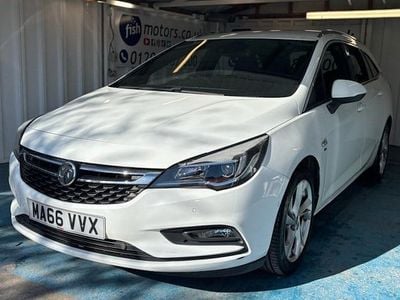 Used Vauxhall Astra SRi 105 HP (77 kW) 2016 White Estate