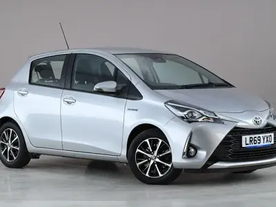 Used Toyota Yaris Hybrid 101 HP (74 kW) 2019 Silver Hatchback