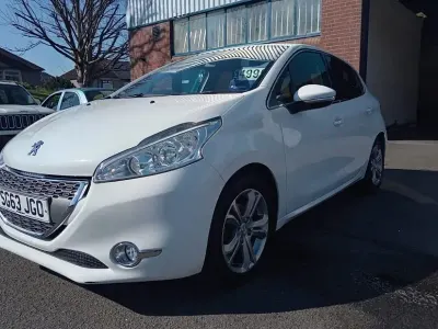 Begagnad Peugeot 208 Allure 82 HK (60 kW) 2013 Vit Halvkombi