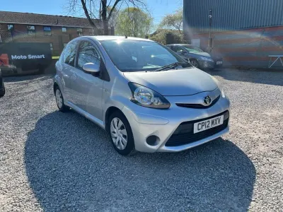 Usado Toyota Aygo 67 HP (49 kW) 2012 Prateado Citadino