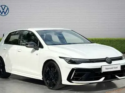Begagnad VW Golf VIII Black Edition 333 HK (244 kW) 2025 Vit Halvkombi