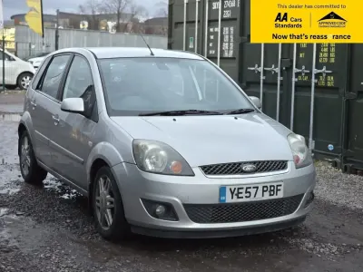Begagnad Ford Fiesta Ghia 99 HK (72 kW) 2007 Silver Halvkombi