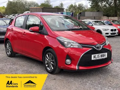 Używany Toyota Yaris 99 KM (72 kW) 2015 Czerwony Hatchback