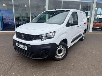Begagnad Peugeot Partner Premium 102 HK (75 kW) 2023 Vit Minibuss