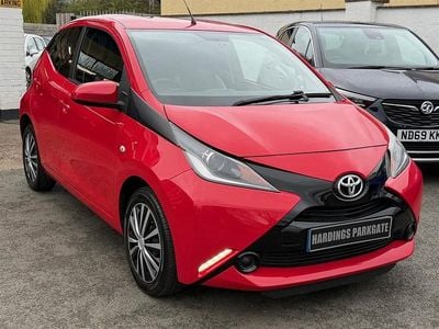 Begagnad Toyota Aygo X-play 68 HK (50 kW) 2016 Röd Halvkombi