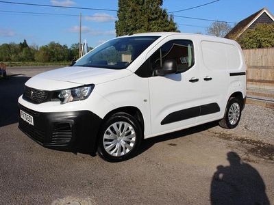 Begagnad Peugeot Partner 131 HK (96 kW) 2021 Vit Minibuss