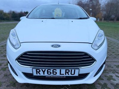 Used Ford Fiesta Zetec 100 HP (73 kW) 2017 White Hatchback