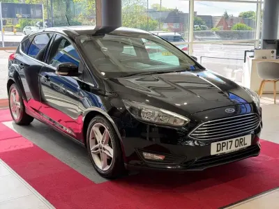 Begagnad Ford Focus Zetec 125 HK (91 kW) 2017 Svart Halvkombi