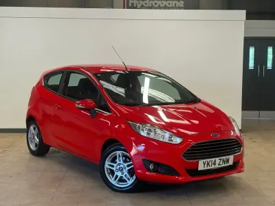 Używany Ford Fiesta Zetec 82 KM (60 kW) 2014 Czerwony Hatchback