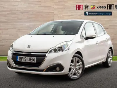 Used Peugeot 208 Active 81 HP (59 kW) 2019 White Hatchback