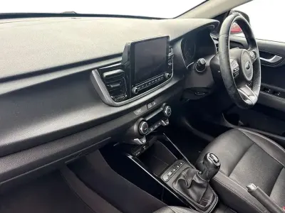 Begagnad Kia Rio 120 HK (88 kW) 2021 Svart Halvkombi