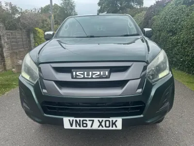 Used Isuzu D-Max 160 HP (117 kW) 2017 Green Pickup