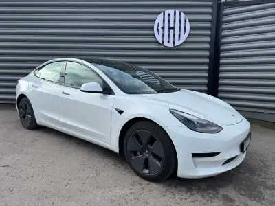Używany Tesla Model 3 Standard Range 208 kW (283 KM) 2021 Biały Sedan/Limuzyna