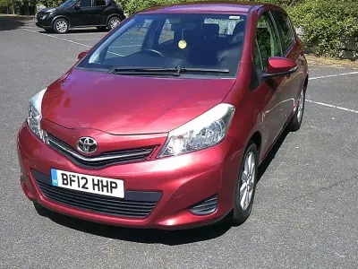 Używany Toyota Yaris Multidrive S 99 KM (72 kW) 2012 Czerwony Hatchback