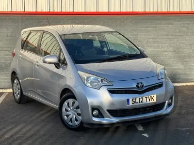 Usado Toyota Verso 2012 Prateado Monovolume