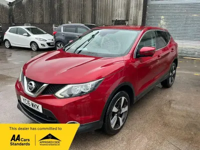 Used Nissan Qashqai N-Connecta 115 HP (84 kW) 2016 Red SUV