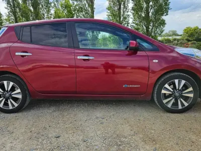 Gebraucht Nissan Leaf Tekna 80 kW (109 PS) 2015 Rot Kleinwagen