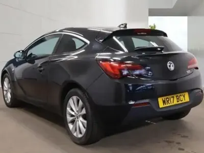 Usado Vauxhall Astra GTC SRi 136 HP (100 kW) 2017 Preto Coupé