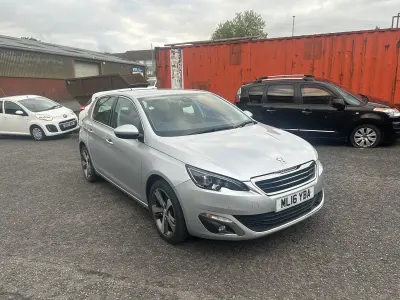 Usado Peugeot 308 Allure 130 CV (95 kW) 2016 Plateado Utilitario