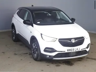 Used Vauxhall Grandland X SRi 130 HP (95 kW) 2019 White SUV