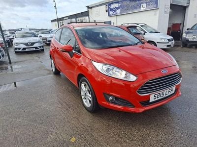 Usado Ford Fiesta Zetec 82 HP (60 kW) 2015 Vermelho Citadino