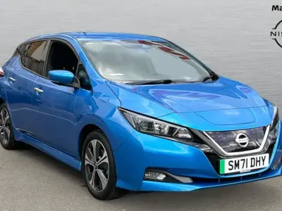 Begagnad Nissan Leaf N-Connecta 110 kW (150 HK) 2022 Blå Halvkombi