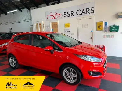 Gebraucht Ford Fiesta Zetec 82 PS (60 kW) 2013 Rot Kleinwagen