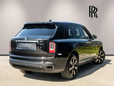 Usado Rolls Royce Cullinan 563 HP (414 kW) 2022 Preto SUV