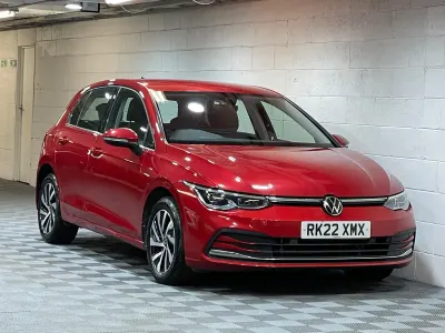 Begagnad VW Golf VIII Style 2022 Röd Halvkombi