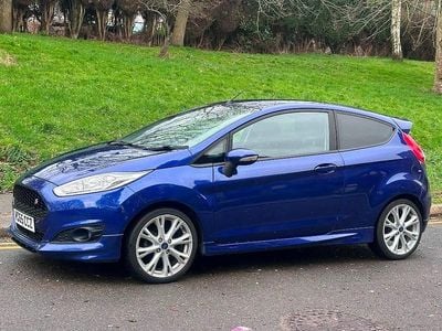 Used Ford Fiesta Zetec 125 HP (91 kW) 2015 Deep impact blue Hatchback