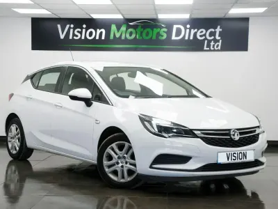 Used Vauxhall Astra Design Edition 100 HP (73 kW) 2016 White Hatchback