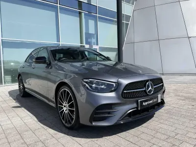 Usado Mercedes E400 AMG line 330 HP (242 kW) 2023 Cinzento Sedan